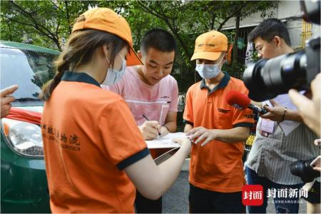 李麟瑞簽收錄取通知書。
