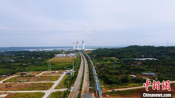 湖北宜昌姚家港化工園在建的三寧化工60萬噸乙二醇項(xiàng)目全景。<a target='_blank' href='http://www.chinanews.com/'>中新社</a>記者董曉斌攝